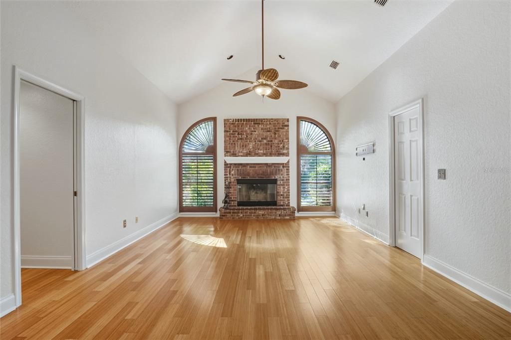 待售: $740,000 (4 贝兹, 2 浴室, 2352 平方英尺)