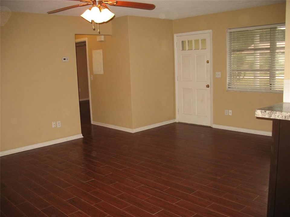 For Sale: $240,000 (2 beds, 1 baths, 1015 Square Feet)