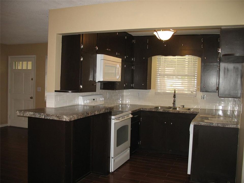 For Sale: $240,000 (2 beds, 1 baths, 1015 Square Feet)