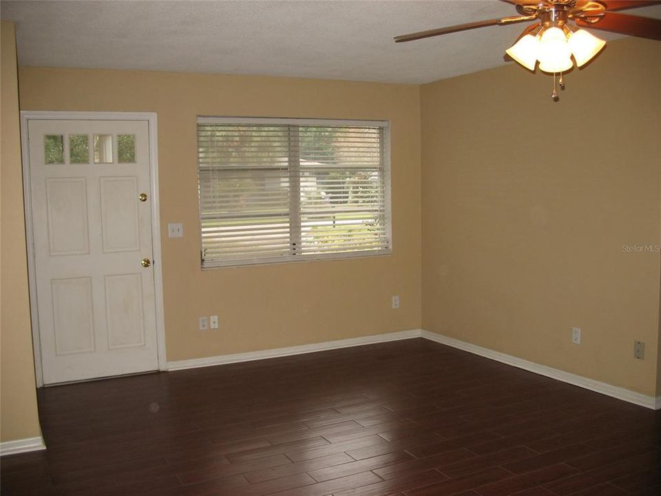 For Sale: $240,000 (2 beds, 1 baths, 1015 Square Feet)