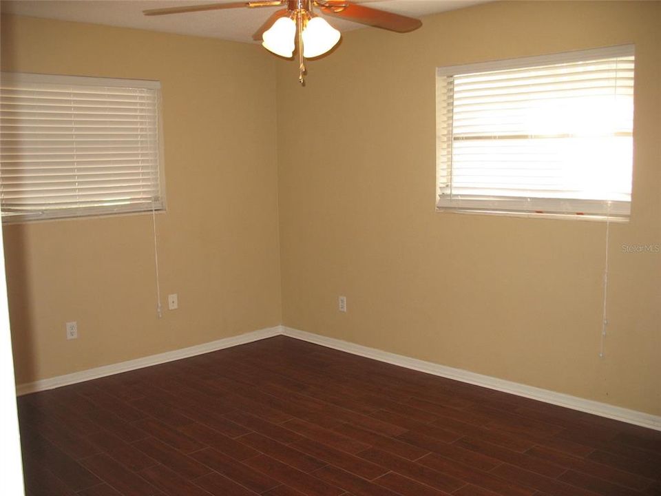 For Sale: $240,000 (2 beds, 1 baths, 1015 Square Feet)