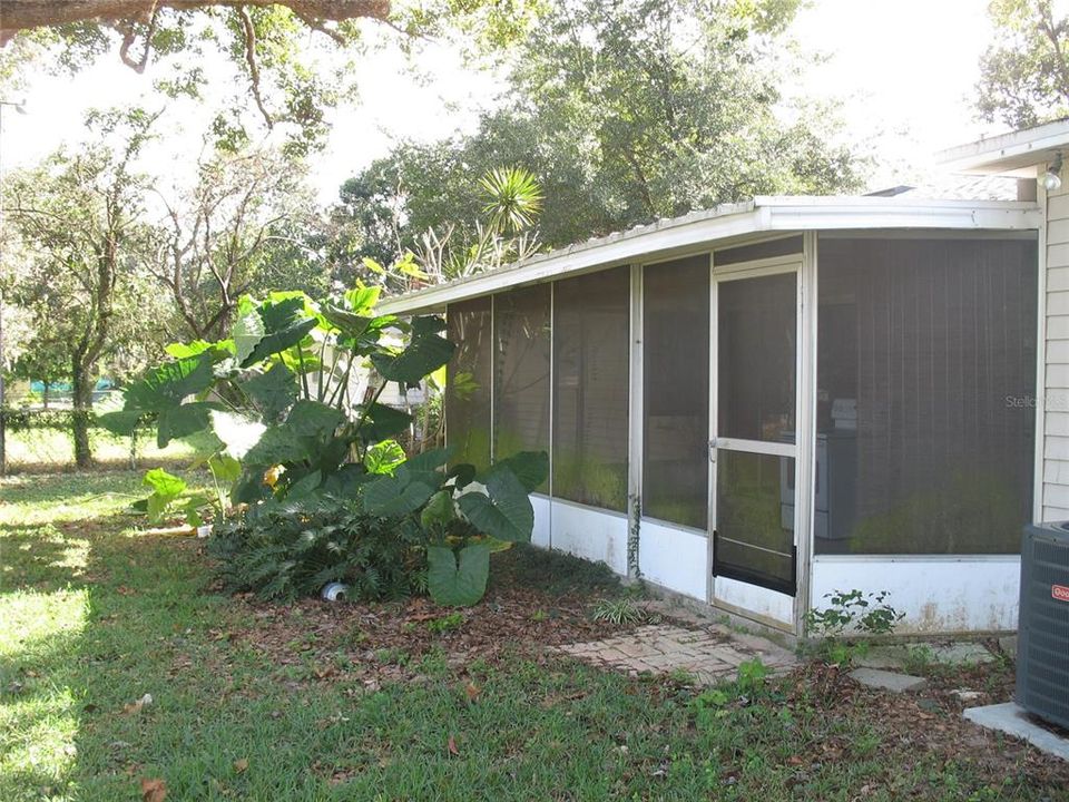 For Sale: $240,000 (2 beds, 1 baths, 1015 Square Feet)