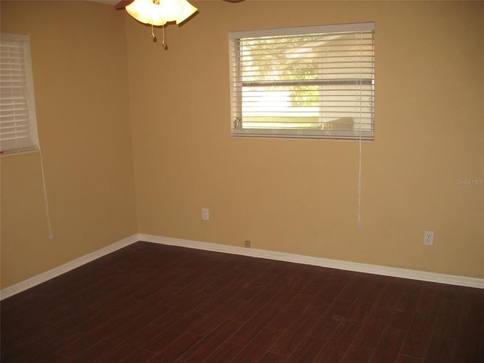 For Sale: $240,000 (2 beds, 1 baths, 1015 Square Feet)