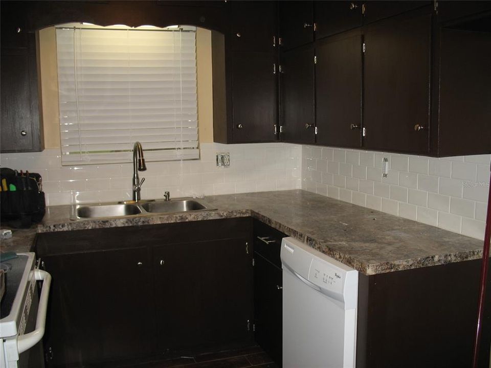 For Sale: $240,000 (2 beds, 1 baths, 1015 Square Feet)