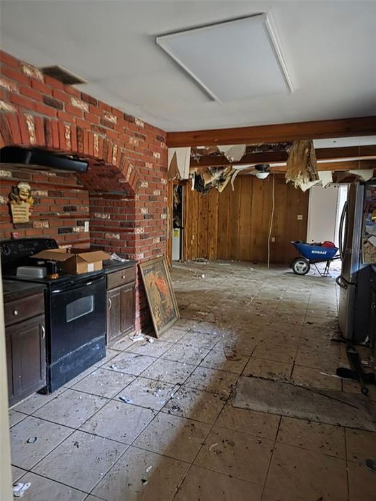 For Sale: $189,000 (3 beds, 2 baths, 1943 Square Feet)