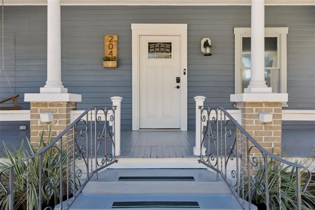 For Sale: $550,000 (3 beds, 2 baths, 1192 Square Feet)