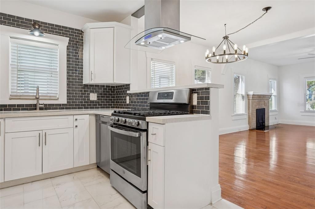 For Sale: $550,000 (3 beds, 2 baths, 1192 Square Feet)