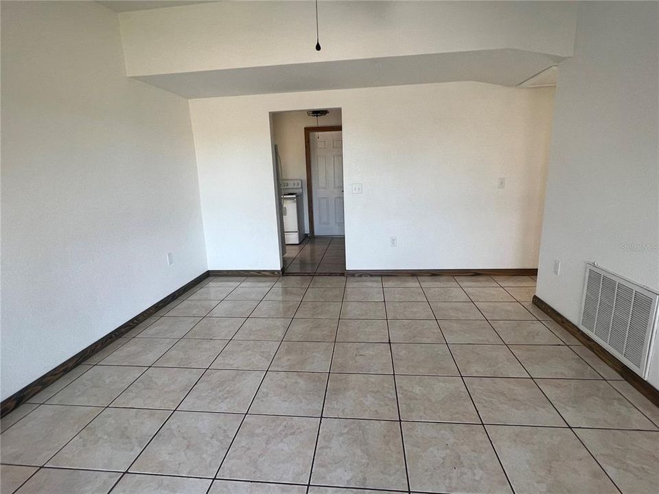 For Rent: $1,500 (3 beds, 2 baths, 955 Square Feet)