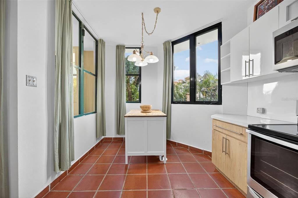 For Sale: $400,000 (3 beds, 2 baths, 1564 Square Feet)