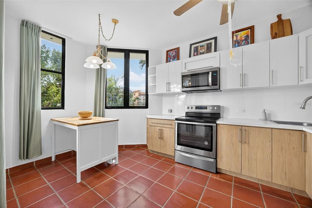 For Sale: $400,000 (3 beds, 2 baths, 1564 Square Feet)