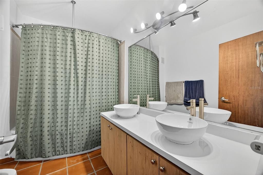 For Sale: $400,000 (3 beds, 2 baths, 1564 Square Feet)