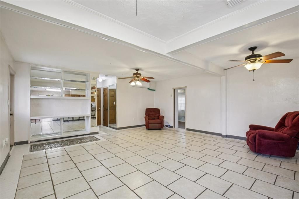 For Sale: $200,000 (3 beds, 1 baths, 1074 Square Feet)