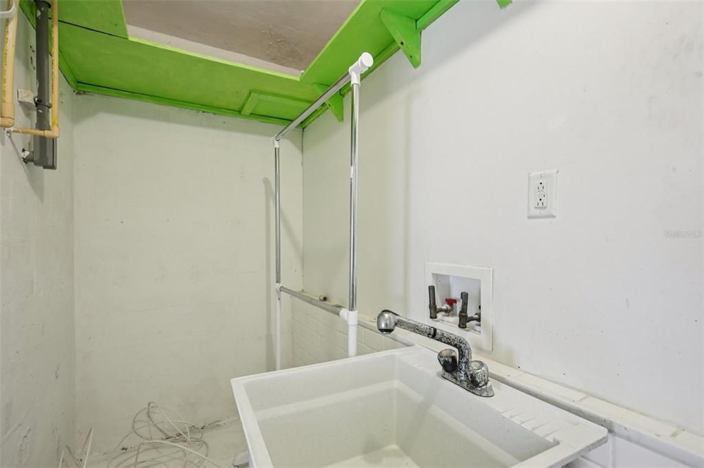 For Sale: $200,000 (3 beds, 1 baths, 1074 Square Feet)