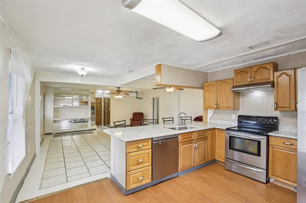 For Sale: $200,000 (3 beds, 1 baths, 1074 Square Feet)