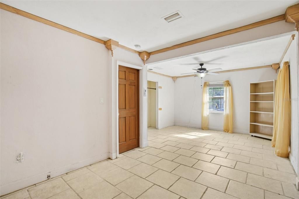 For Sale: $200,000 (3 beds, 1 baths, 1074 Square Feet)