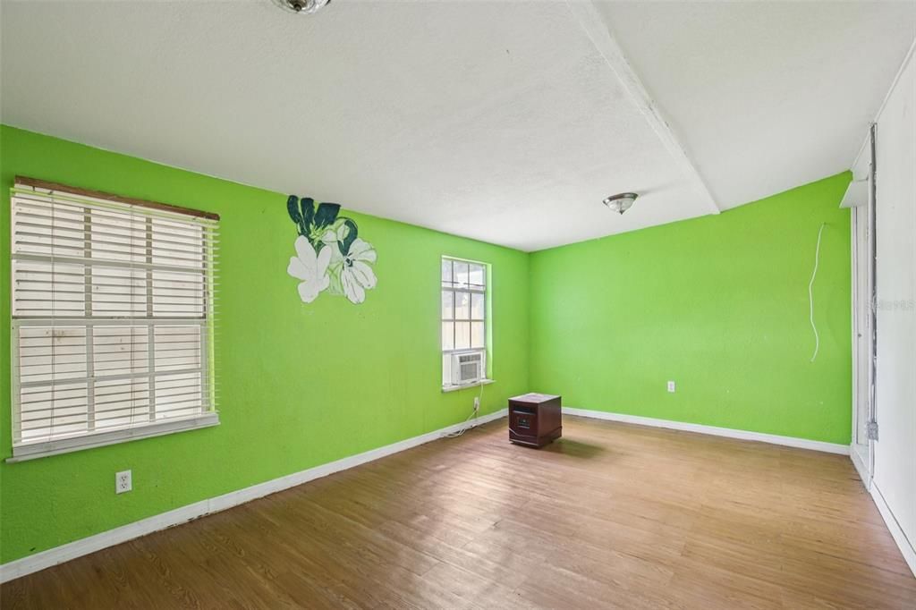 For Sale: $200,000 (3 beds, 1 baths, 1074 Square Feet)