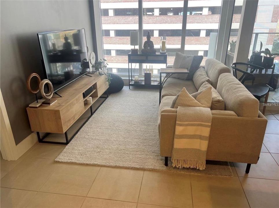 For Rent: $3,995 (1 beds, 1 baths, 915 Square Feet)