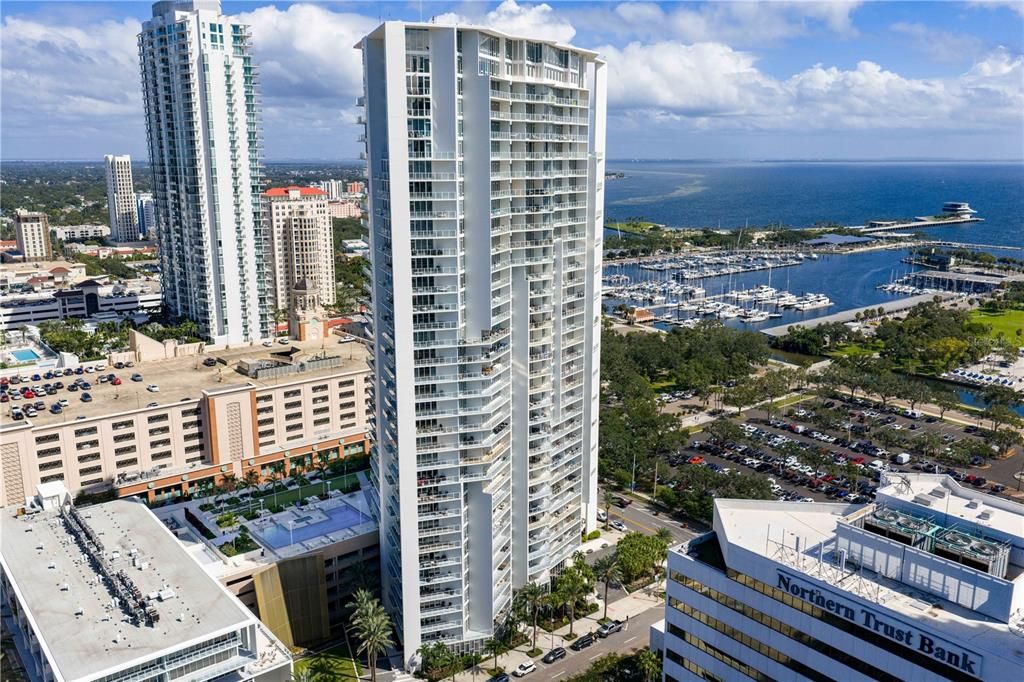 For Rent: $3,995 (1 beds, 1 baths, 915 Square Feet)