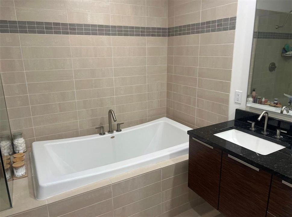 For Rent: $3,995 (1 beds, 1 baths, 915 Square Feet)