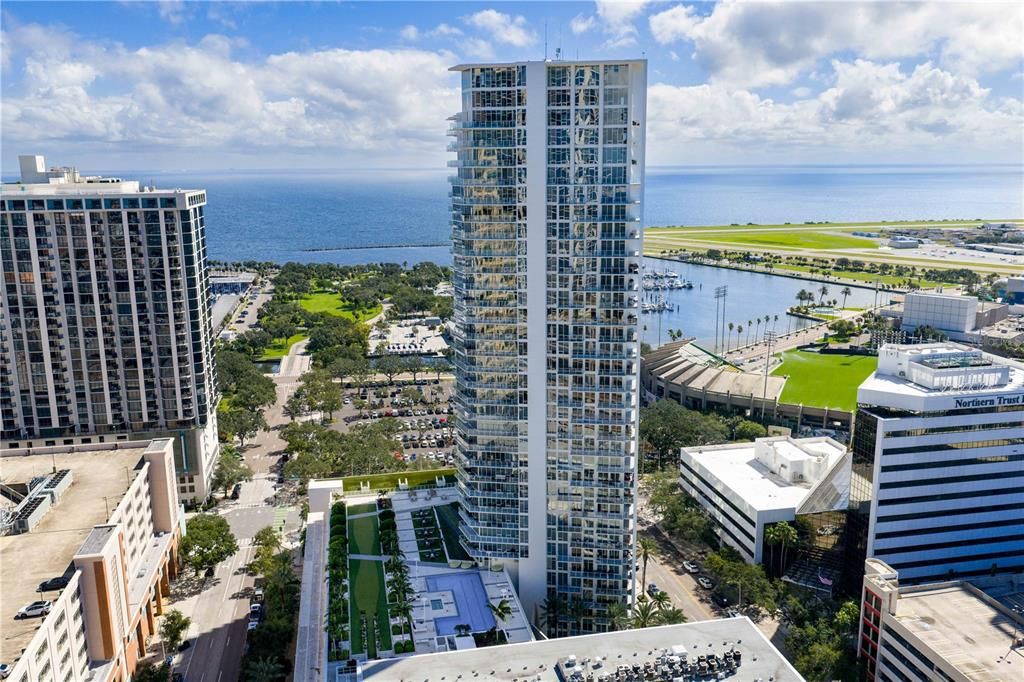 For Rent: $3,995 (1 beds, 1 baths, 915 Square Feet)