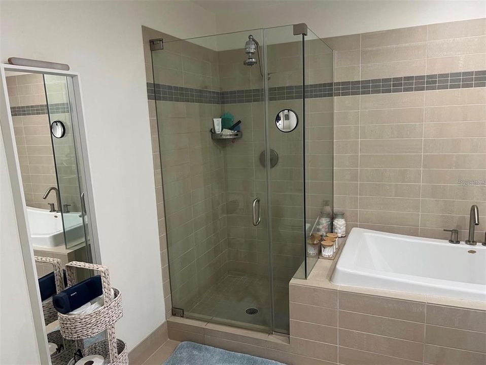 For Rent: $3,995 (1 beds, 1 baths, 915 Square Feet)