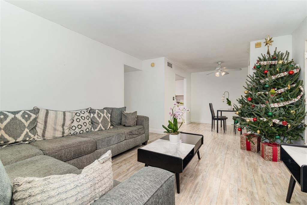 На продажу: $135,000 (2 спален, 1 ванн, 826 Квадратных фут)