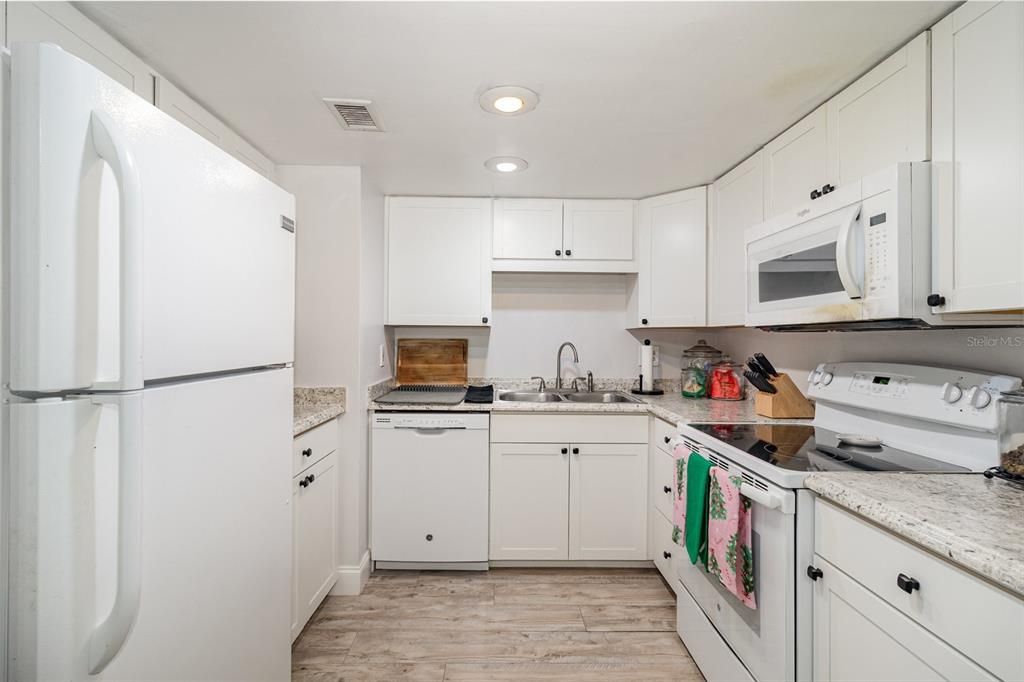 На продажу: $135,000 (2 спален, 1 ванн, 826 Квадратных фут)