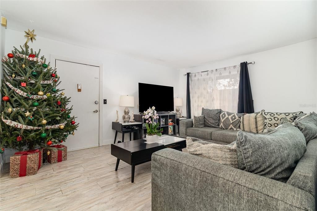 На продажу: $135,000 (2 спален, 1 ванн, 826 Квадратных фут)