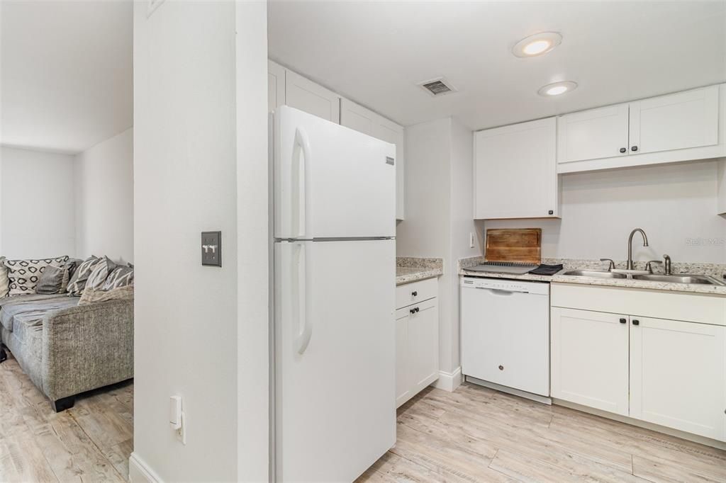 На продажу: $135,000 (2 спален, 1 ванн, 826 Квадратных фут)