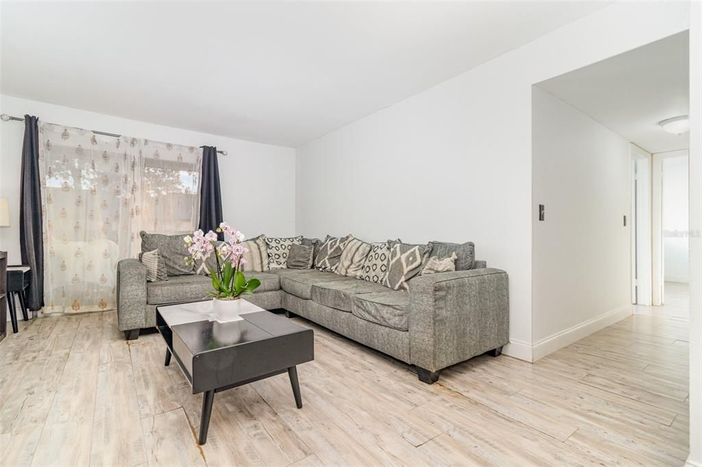 На продажу: $135,000 (2 спален, 1 ванн, 826 Квадратных фут)