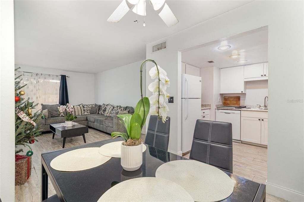 На продажу: $135,000 (2 спален, 1 ванн, 826 Квадратных фут)