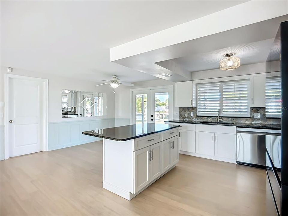 待售: $1,250,000 (2 贝兹, 1 浴室, 1196 平方英尺)