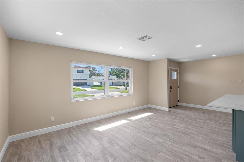 出租: $3,400 (3 贝兹, 2 浴室, 1373 平方英尺)