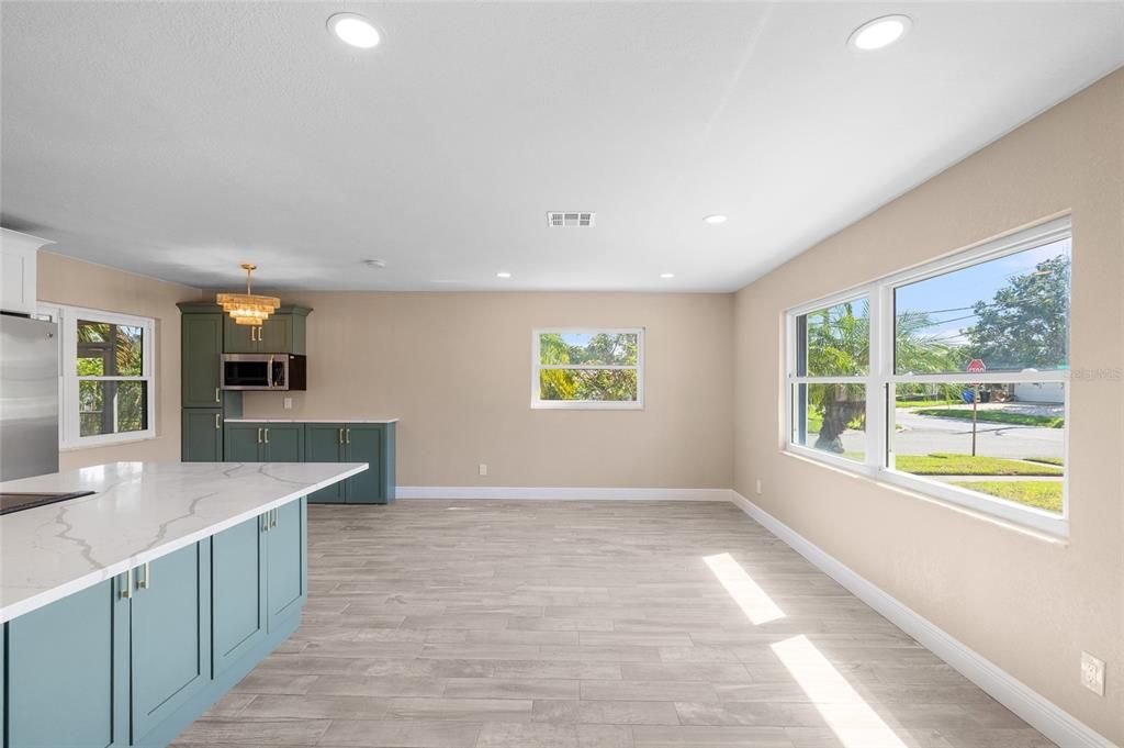 出租: $3,400 (3 贝兹, 2 浴室, 1373 平方英尺)