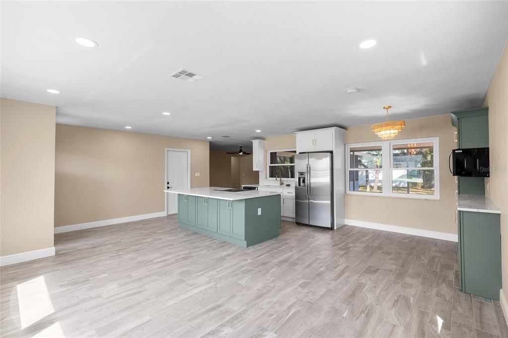 出租: $3,400 (3 贝兹, 2 浴室, 1373 平方英尺)