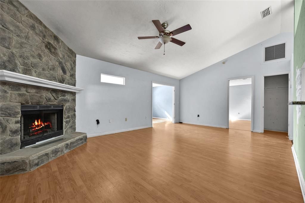 На продажу: $289,900 (4 спален, 2 ванн, 1582 Квадратных фут)