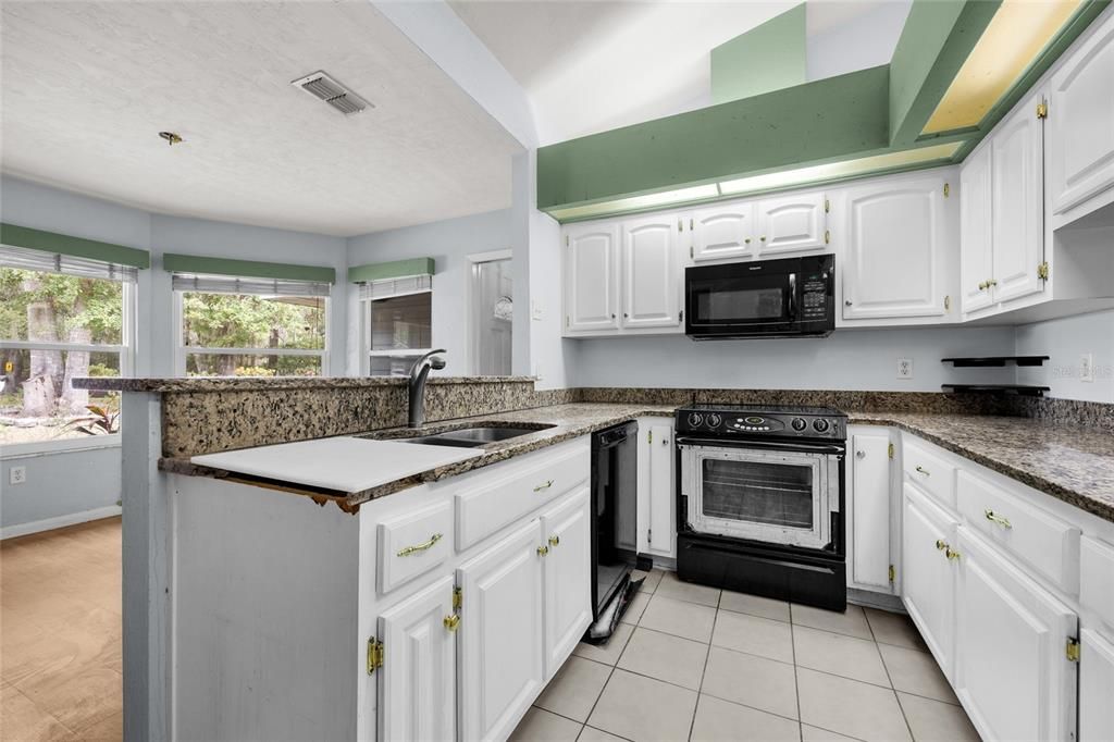 На продажу: $289,900 (4 спален, 2 ванн, 1582 Квадратных фут)