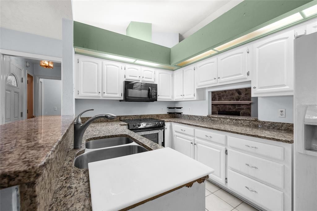 На продажу: $289,900 (4 спален, 2 ванн, 1582 Квадратных фут)