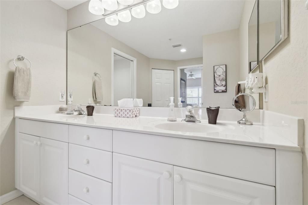 На продажу: $299,900 (2 спален, 2 ванн, 1352 Квадратных фут)