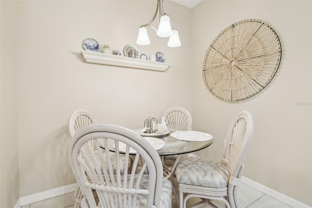 На продажу: $299,900 (2 спален, 2 ванн, 1352 Квадратных фут)