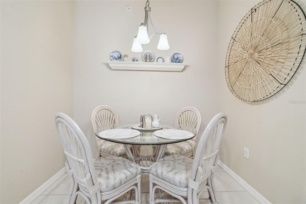 На продажу: $299,900 (2 спален, 2 ванн, 1352 Квадратных фут)