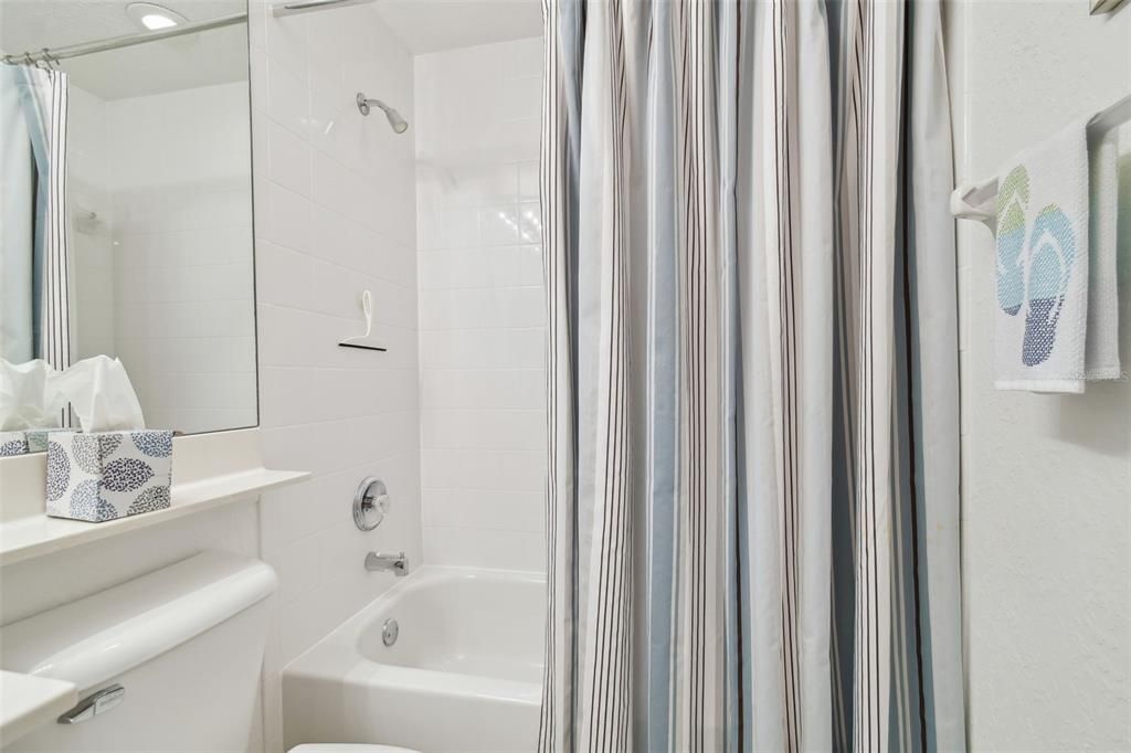 На продажу: $299,900 (2 спален, 2 ванн, 1352 Квадратных фут)