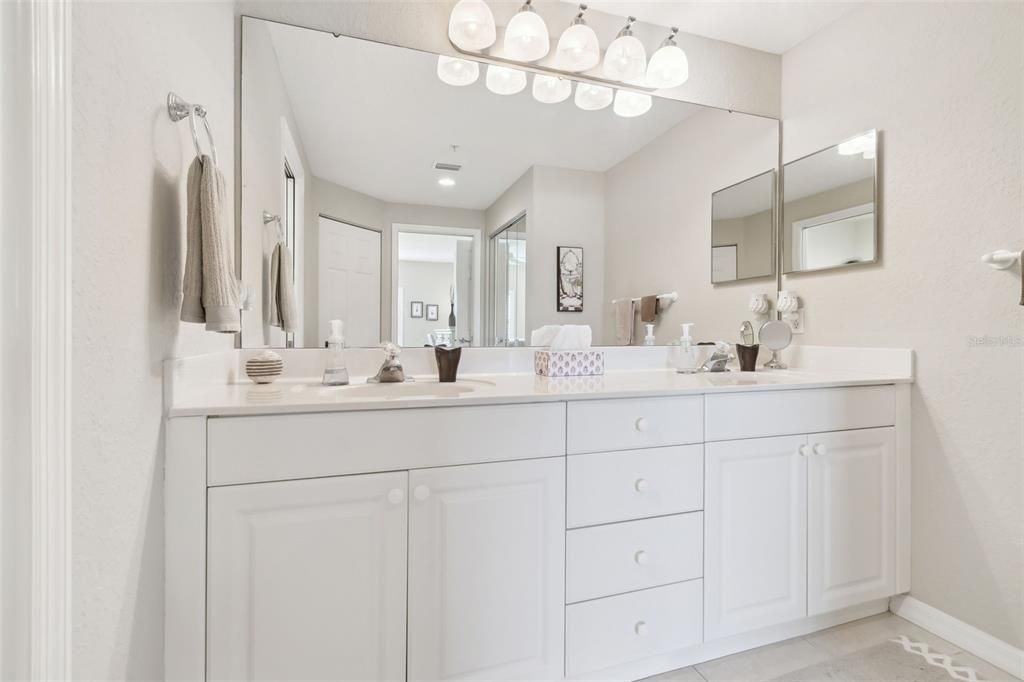 На продажу: $299,900 (2 спален, 2 ванн, 1352 Квадратных фут)