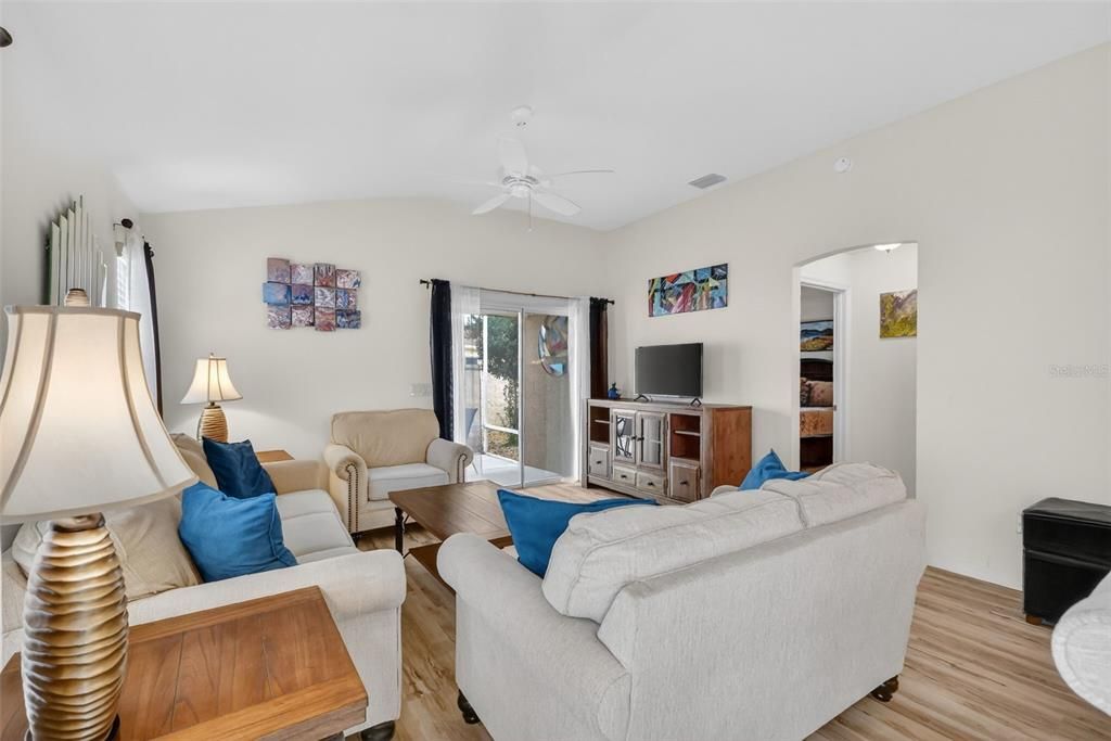 En Venta: $350,000 (3 camas, 2 baños, 1403 Pies cuadrados)