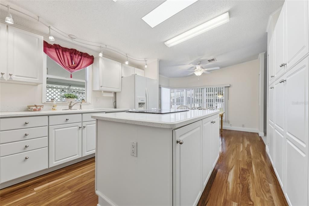 На продажу: $235,000 (2 спален, 2 ванн, 1431 Квадратных фут)