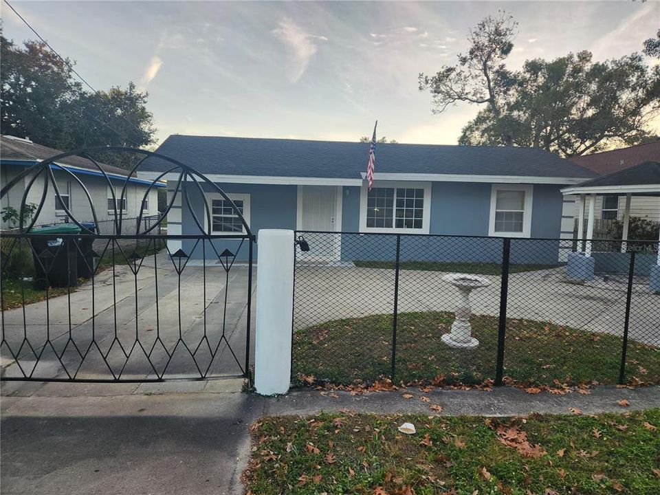 For Rent: $2,000 (3 beds, 2 baths, 950 Square Feet)