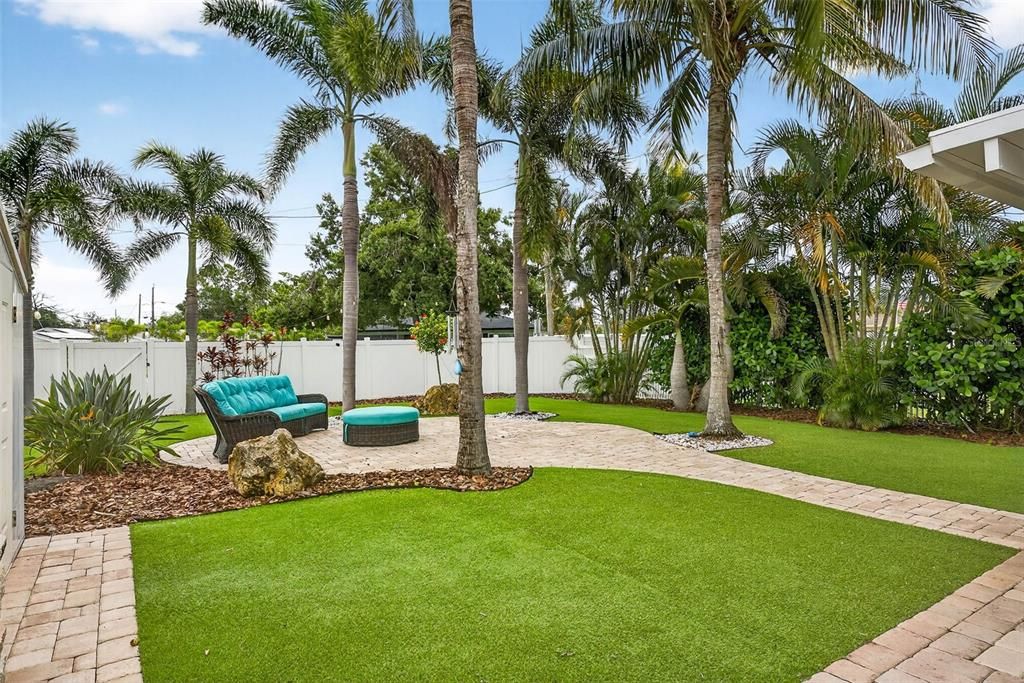 For Rent: $3,000 (2 beds, 1 baths, 852 Square Feet)