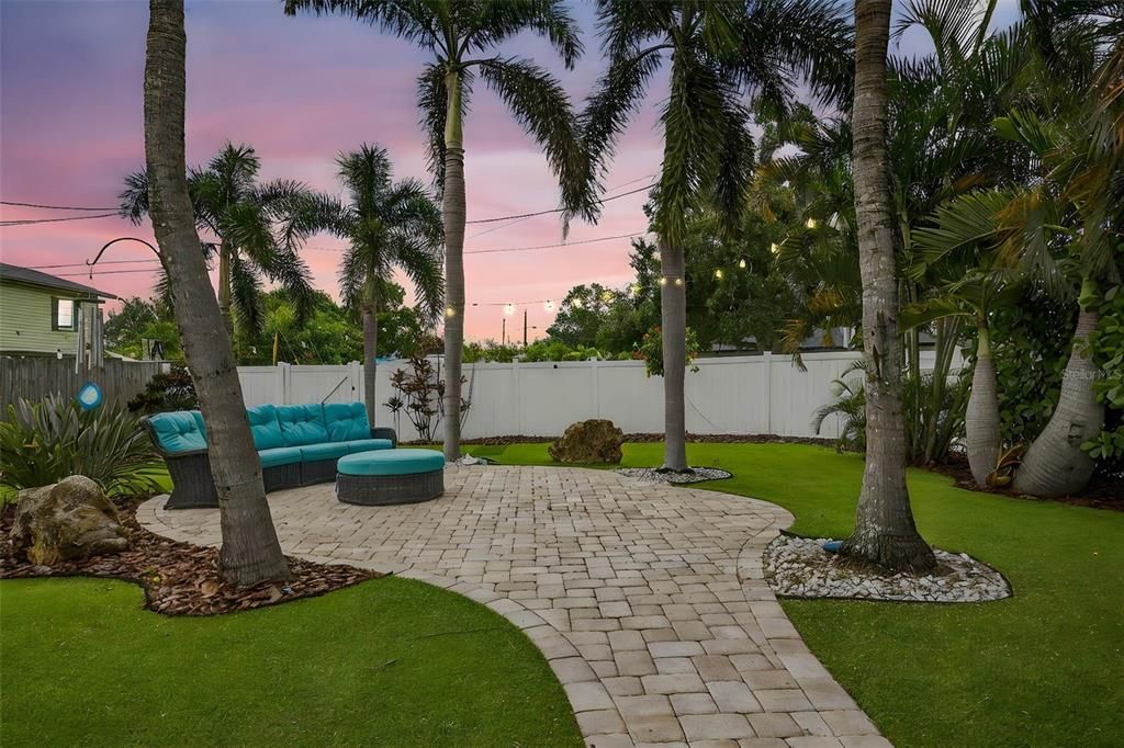 For Rent: $3,000 (2 beds, 1 baths, 852 Square Feet)