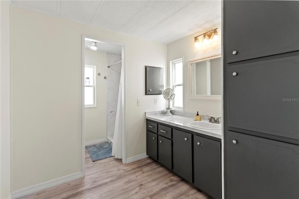 待售: $170,000 (2 贝兹, 2 浴室, 1056 平方英尺)