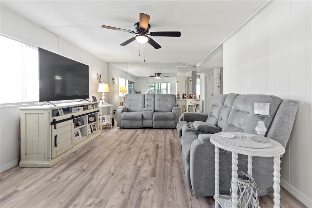 待售: $170,000 (2 贝兹, 2 浴室, 1056 平方英尺)